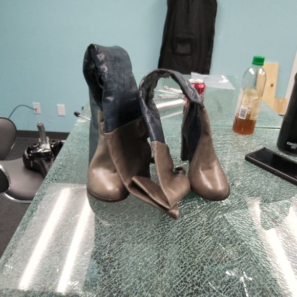 Knee boots - Picture 1 of 2